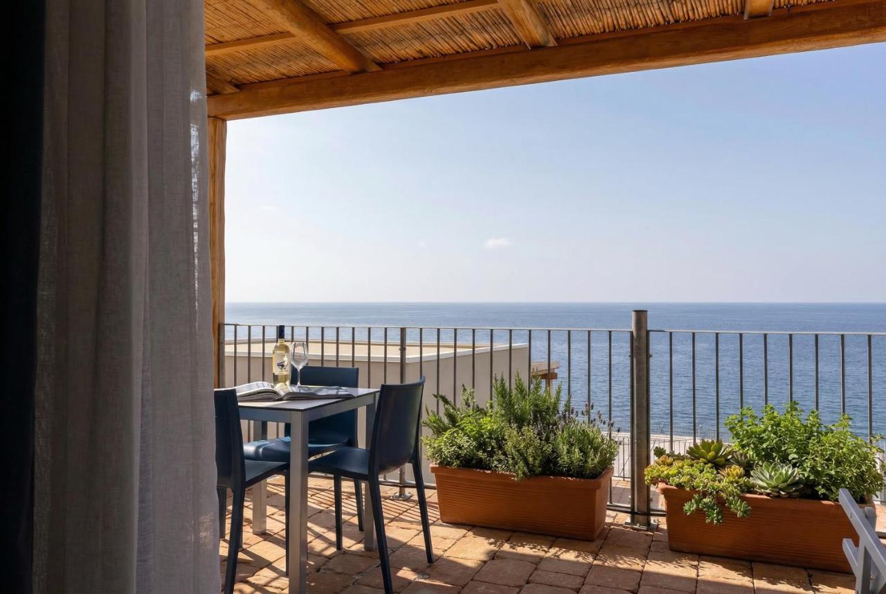 Vista sul mare di Rinella dalla veranda del villino