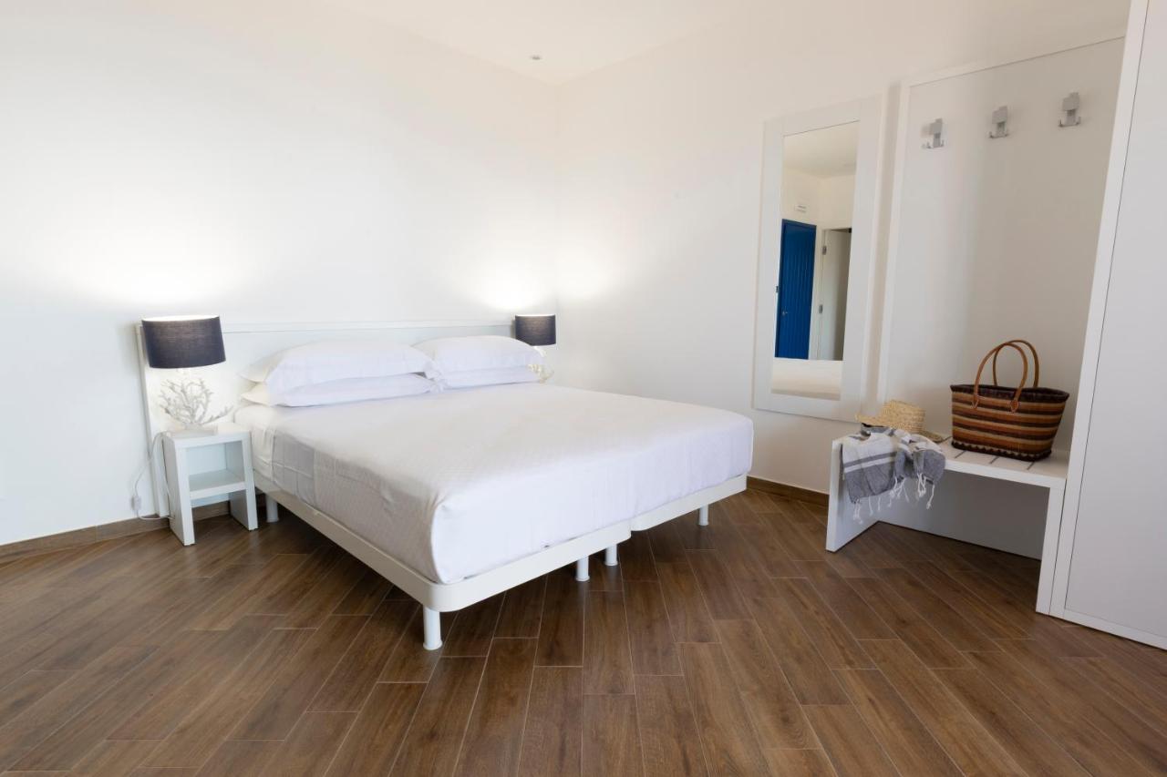 Camera luminosa del villino con parquet e arredi bianchi