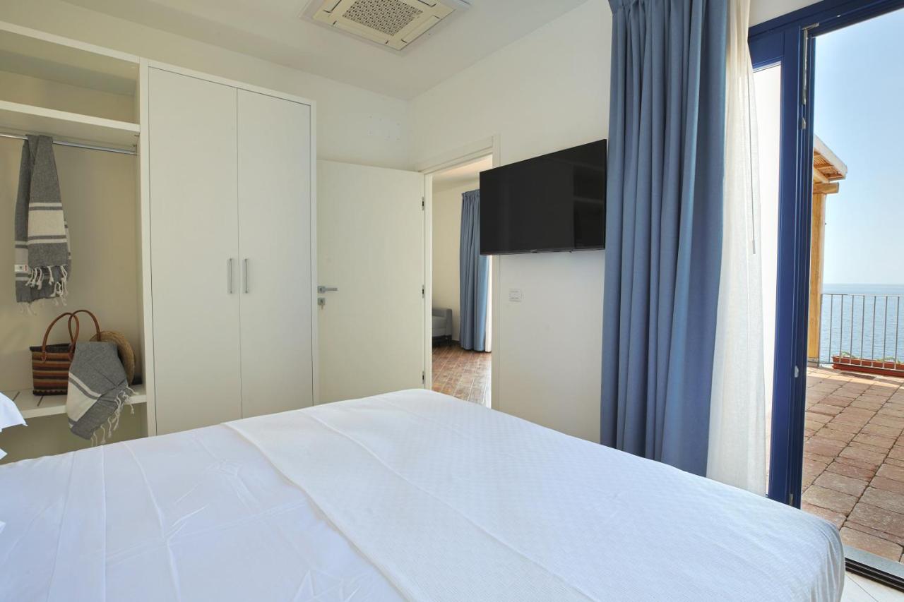 Bilocale vista mare con letto matrimoniale e ampia vetrata