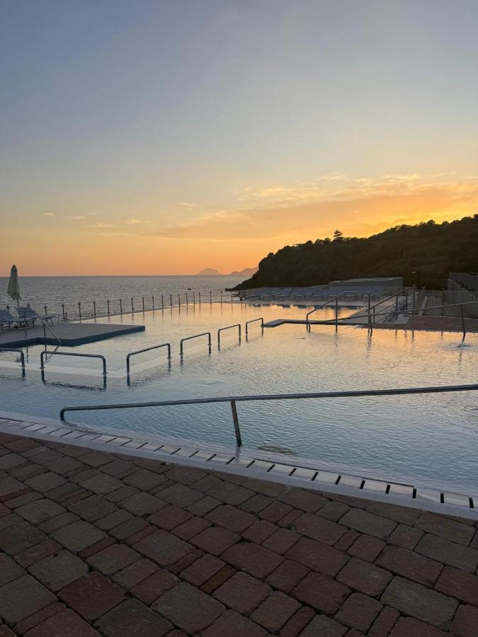 Piscina panoramica del resort all'alba