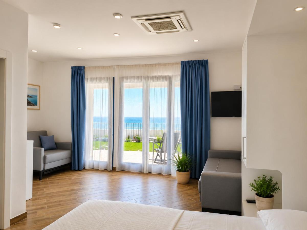 Monolocale vista mare con zona living e porta finestra sul balcone