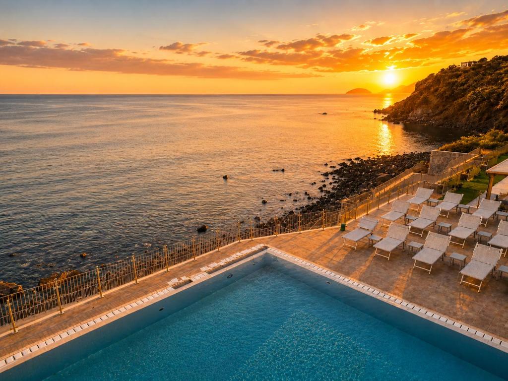 Piscina a sfioro al tramonto