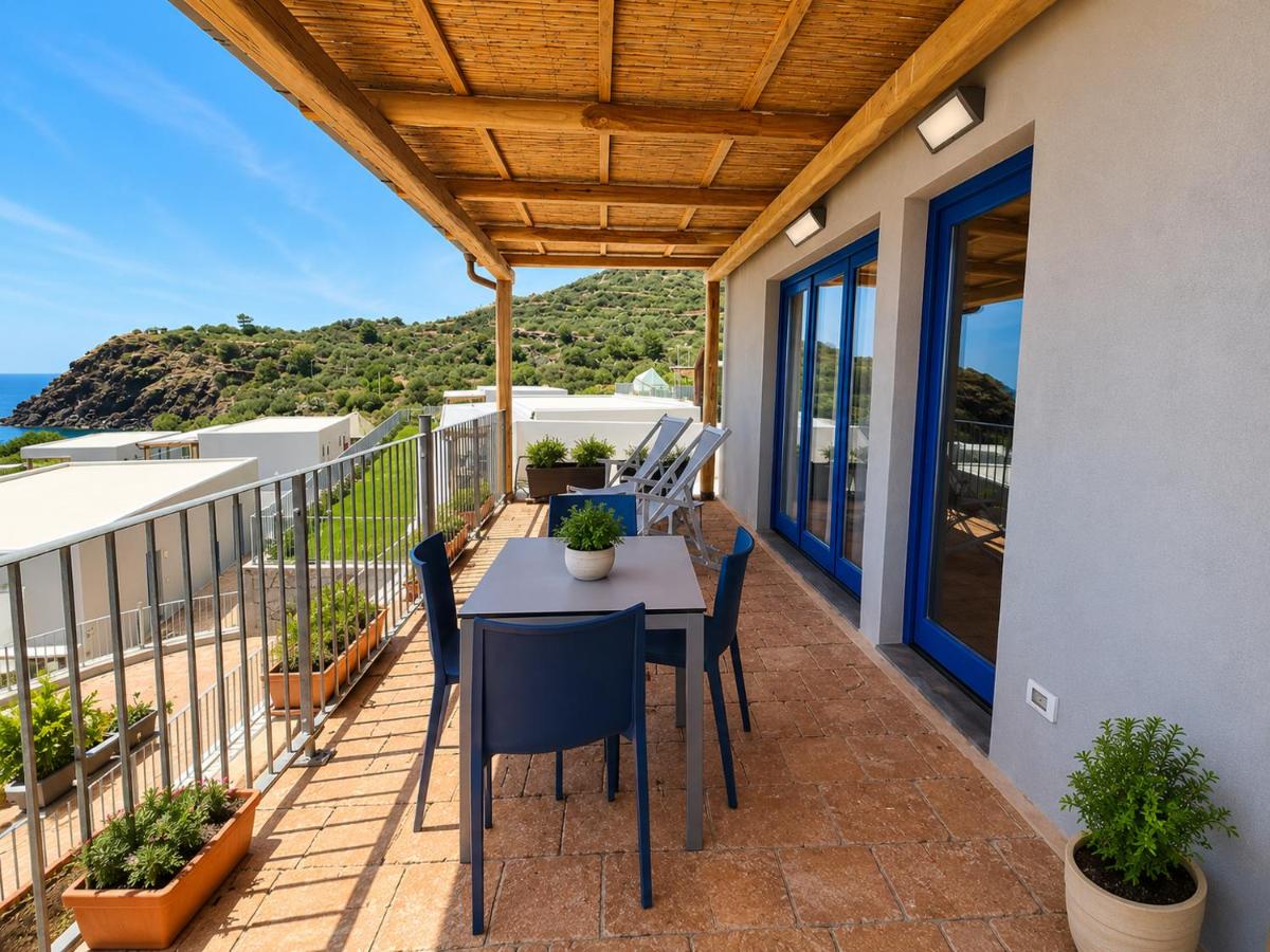Terrazza coperta del villino con tavolo da pranzo vista mare