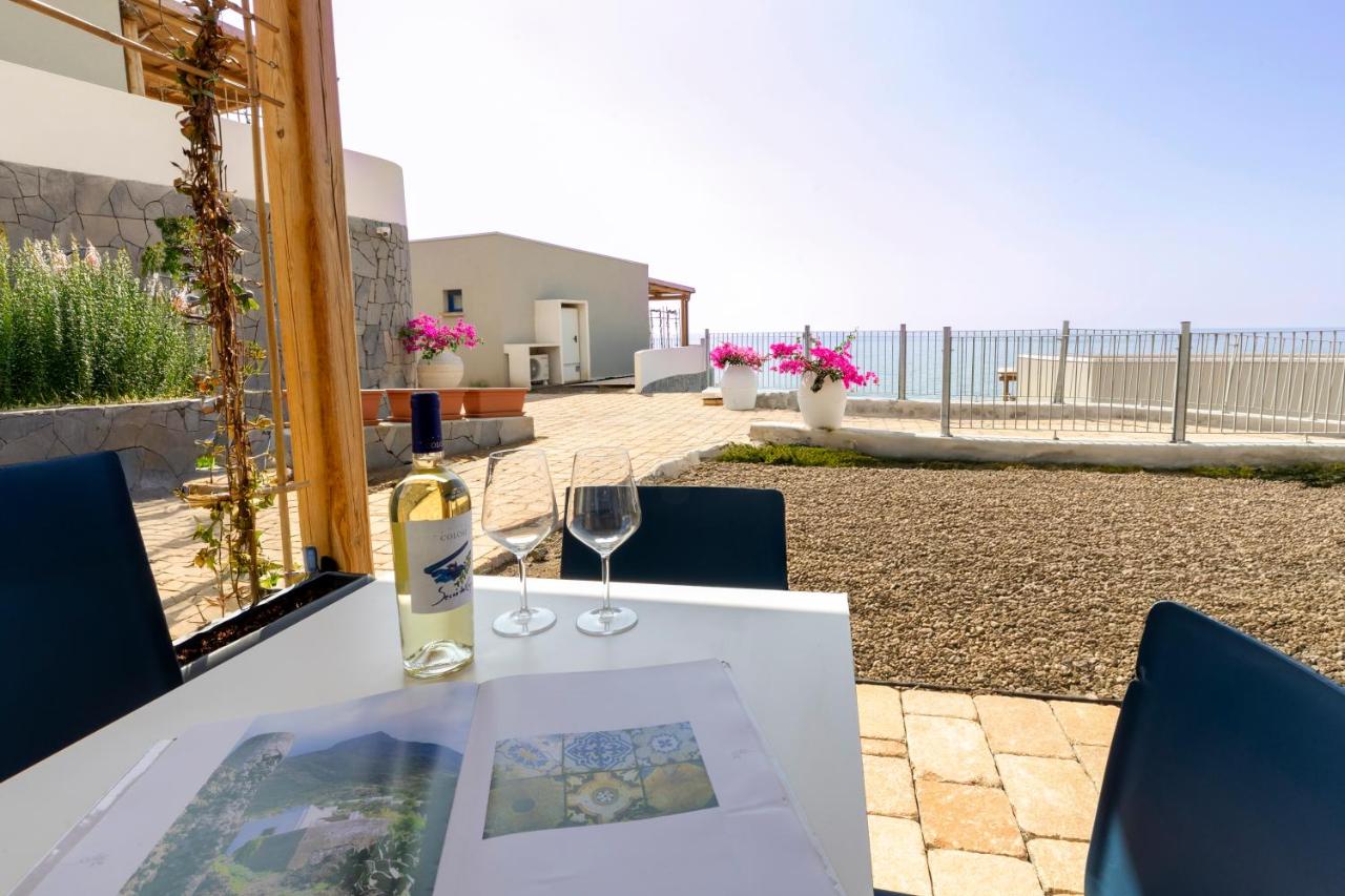 Area relax all'aperto tra ghiaia e vegetazione mediterranea