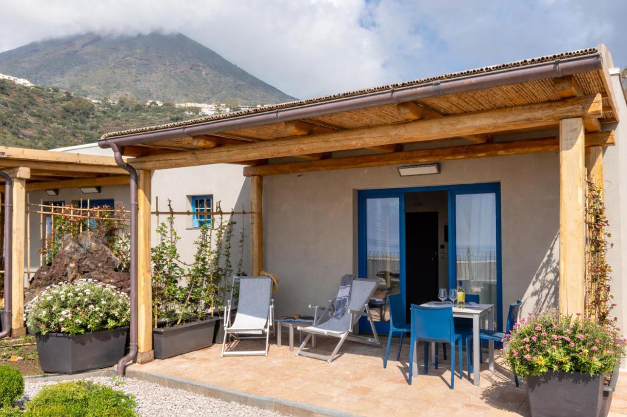 Esterno di un villino eoliano con veranda e sedie a sdraio