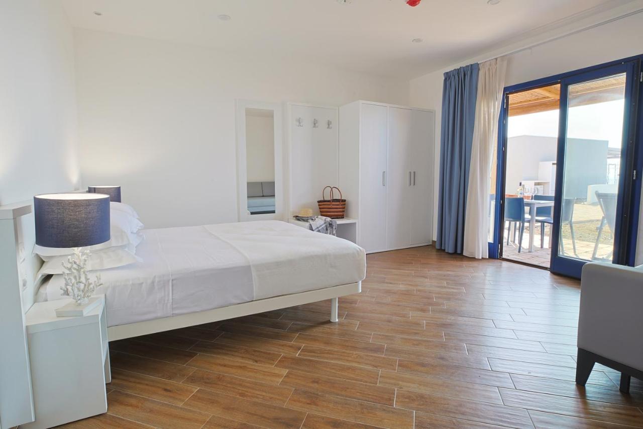 Camera del villino con letto matrimoniale e uscita sul terrazzo