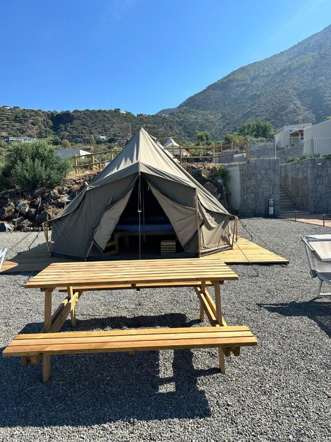 Tenda glamping con tavolo da picnic sulla piazzola